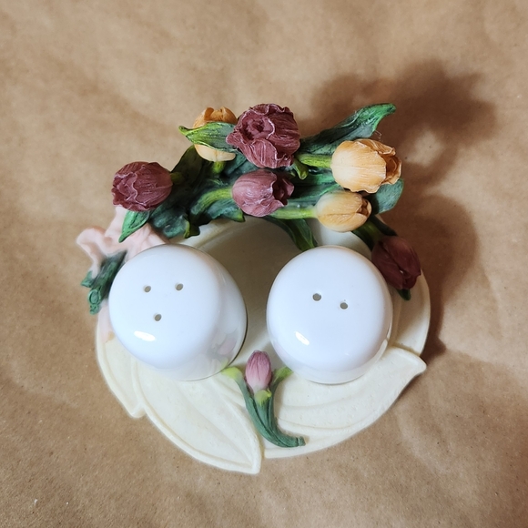 A. Richesco Corporation salt abd pepper shaker with display - Picture 2 of 9